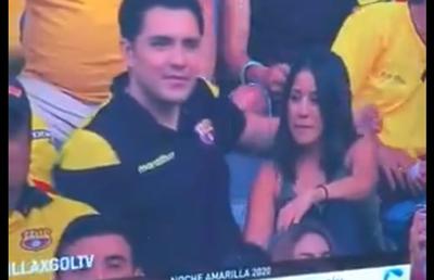 VIDEO „Prinși în fapt!” Imaginile de la meciul Barcelonei care fac înconjurul lumii: și-a sărutat amanta?! Reacție incredibilă a bărbatului când e surprins
