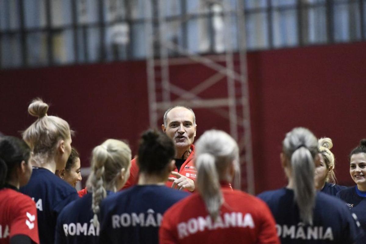 VIDEO+FOTO Spre Tokyo, via Podgorica! Naționala feminină a României s-a reunit prima dată sub conducerea cuplului Bogdan Burcea-Robert Licu