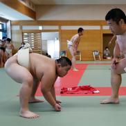 Kyuta Kumagai se antrenează alături de antrenorul său, Shinichi Taira, un fost sumo profesionist. // Foto: Reuters