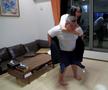 Kyuta se joacă cu sora lui Nanami, în vârstă de 16 ani.  // Foto: Reuters