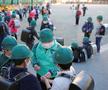 Aici e în pauză, alături de colegii săi. E fan Arsenal.  // Foto: Reuters