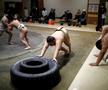 Exercițiu de antrenament: Kyuta împinge cauciucuri.  // Foto: Reuters