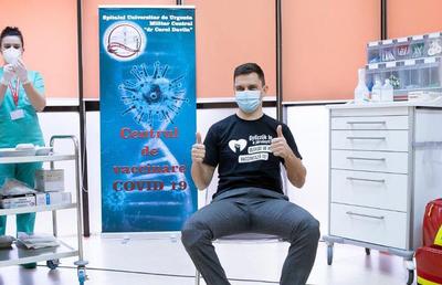 Ministrul Eduard Novak s-a vaccinat împotriva COVID-19 și are un mesaj pentru români: „Vă încurajez să faceți același lucru”