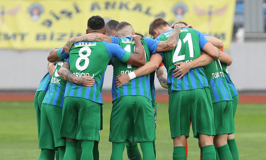 Jucătorii echipei Rizespor, noua formație a lui Marius Șumudică FOTO IMAGO Marius Șumudică exultă după victoria echipei sale cu Gaziantep: „I-am bătut din sufragerie”
