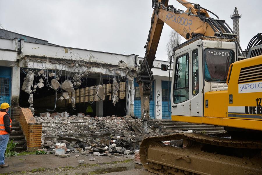 24 martie 2016 este ziua în care primele buldozere începeau să dărâme vechiul „Mihai Flamaropol” FOTO Arhiva GSP Bucureștiul șochează: noul patinoar a expirat înainte să fie finalizat?! » După 9 ani și 6 milioane de euro cheltuite, Primăria Capitalei ia în calcul să-l dărâme!