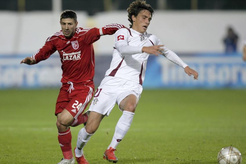 Alexandru Dobroiu, în tricoul Rapidului, într-un duel cu Frăsineanu // foto: Arhivă GSP