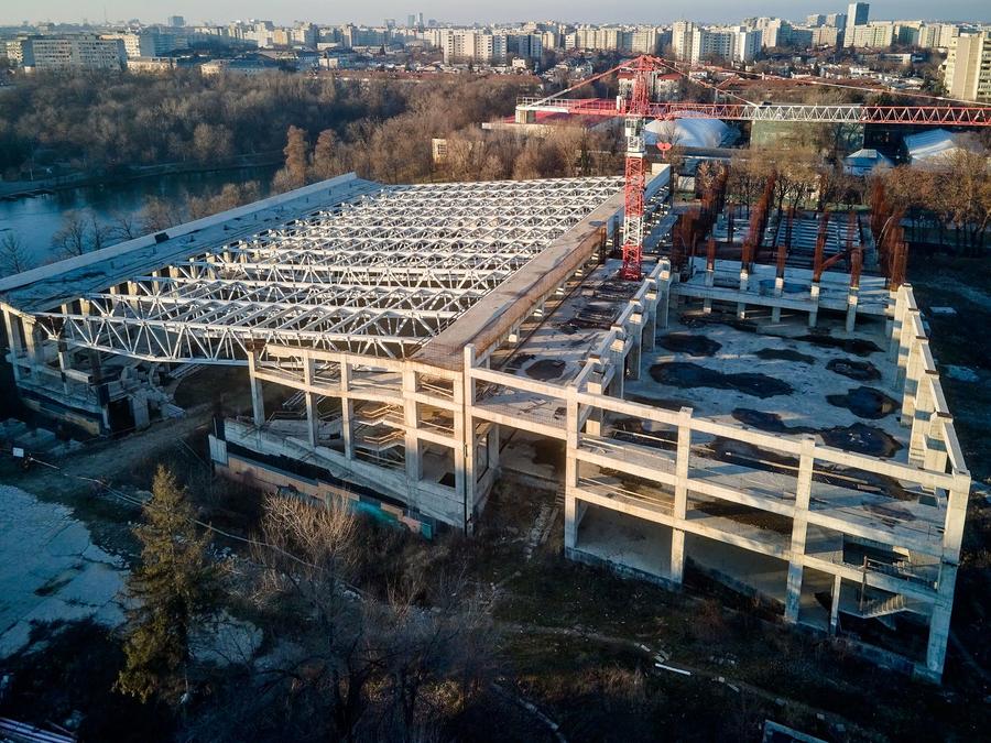 Așa arată astăzi patinoarul părăsit de constructor și abandonat de Primăria Capitalei FOTO Raed Krishan Bucureștiul șochează: noul patinoar a expirat înainte să fie finalizat?! » După 9 ani și 6 milioane de euro cheltuite, Primăria Capitalei ia în calcul să-l dărâme!