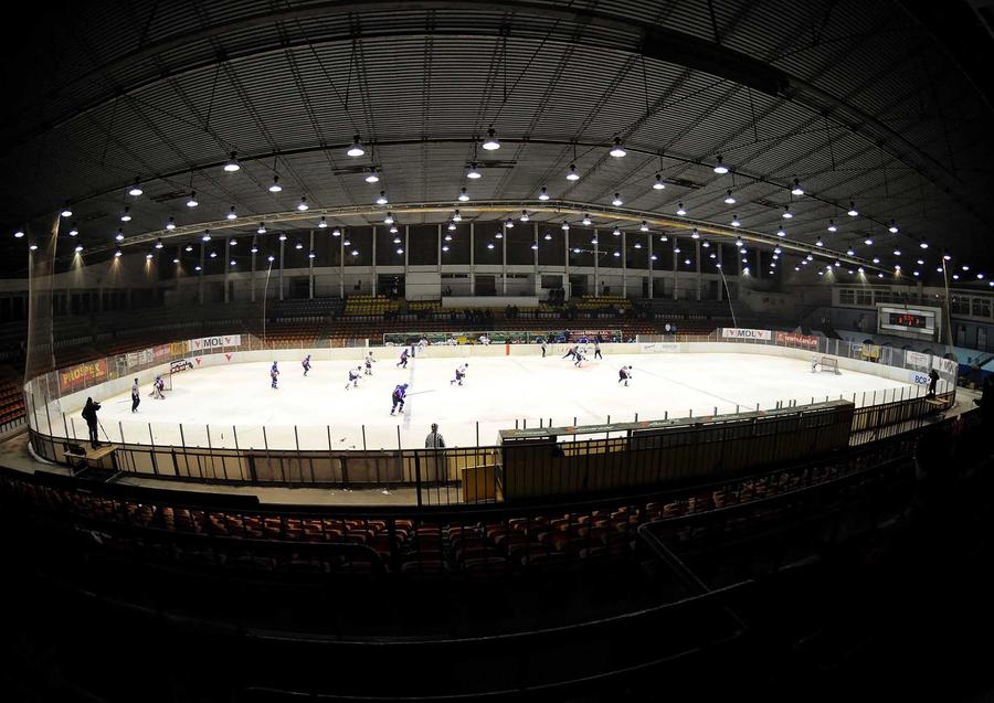 Imagine de la unul dintre ultimele meciuri disputate pe „Flamaropol” FOTO Arhiva GSP Bucureștiul șochează: noul patinoar a expirat înainte să fie finalizat?! » După 9 ani și 6 milioane de euro cheltuite, Primăria Capitalei ia în calcul să-l dărâme!