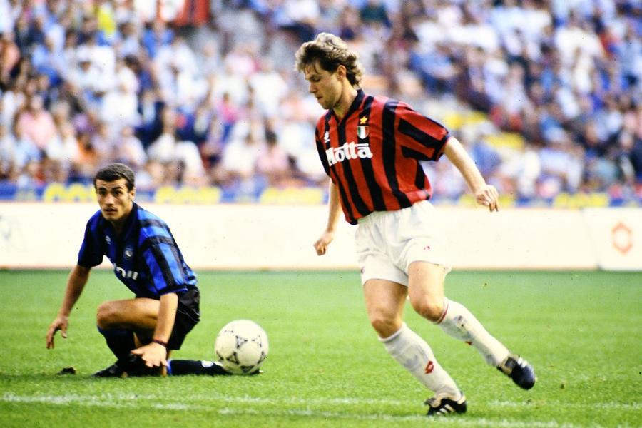Florin Raducioiu, aici în duel cu Paolo Montero, a rezistat doar un sezon la Milan, pentru care a evoluat doar în 7 partide (foto: Imago) Bunul doctor Fabio