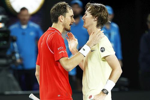 Daniil Medvedev, în stânga // foto: Guliver/gettyimages