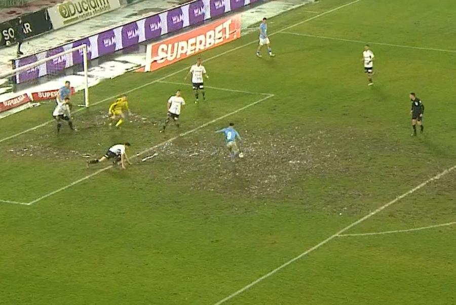Gazonul de pe Cluj Arena, la meciul Universității cu Voluntari/ foto: captură Orange Sport Răducioiu, contrariat de ce a văzut în Superliga: „Parcă mă uitam la Liga 3. Suntem totuși în 2023”