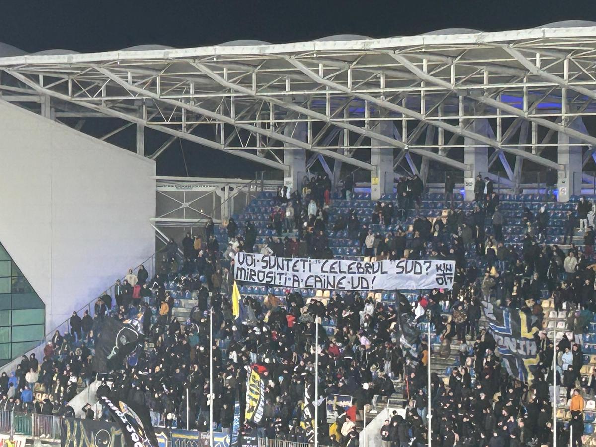Mesajele afișate de suporteri în Petrolul - Dinamo