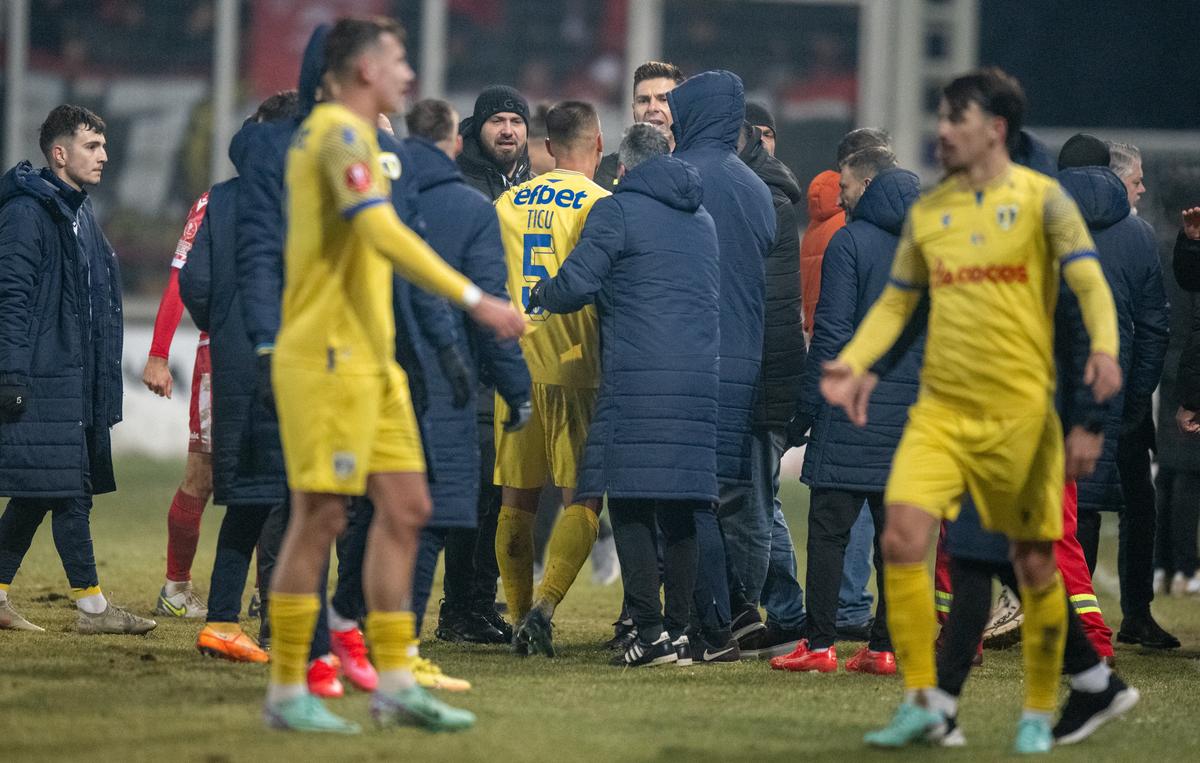 Ce nu s-a văzut la TV după Petrolul - Dinamo » Scandal pe teren, au fost la un pas de bătaie
