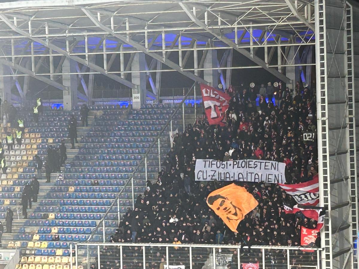 Derby în tribune! » Mesajele afișate de suporteri în meciul Petrolul - Dinamo