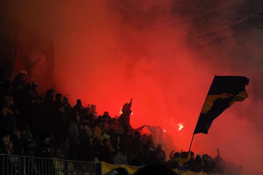 Suporterii au fost la înălțime în meciul Petrolul - Dinamo. Ambele galerii au afișat mesaje ironice la adresa rivalilor.