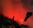 Suporterii au fost la înălțime în meciul Petrolul - Dinamo. Ambele galerii au afișat mesaje ironice la adresa rivalilor.