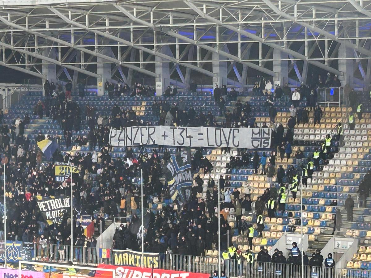 Mesajele afișate de suporteri în Petrolul - Dinamo