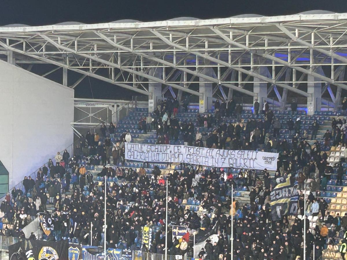 Mesajele afișate de suporteri în Petrolul - Dinamo