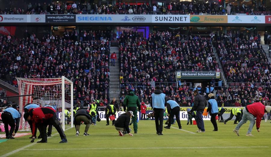 La cules de bănuți de ciocolată / Foto: X Relevo Meci din Bundesliga, întrerupt dintr-un motiv neobișnuit » Un jucător al lui Dortmund, lovit în cap de propriii fani! + Pentru ce protestau suporterii