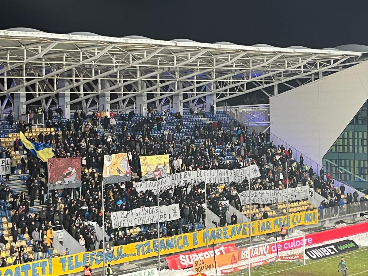 Mesajele afișate de suporteri în Petrolul - Dinamo