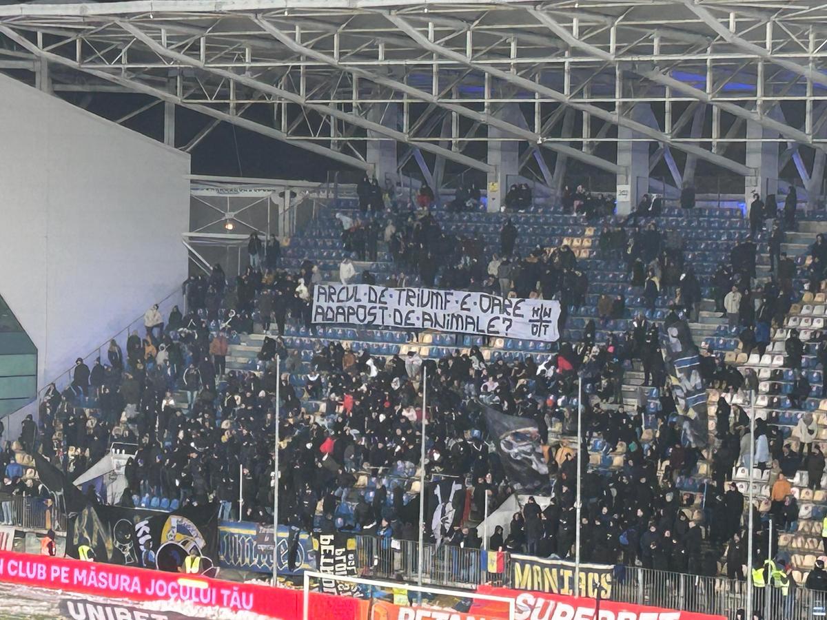 Mesajele afișate de suporteri în Petrolul - Dinamo
