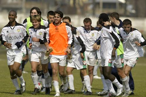 Vai Badea, în centru, cu ghetele în mână, la FC Vaslui (Liga 2) / foto: Arhivă GSP