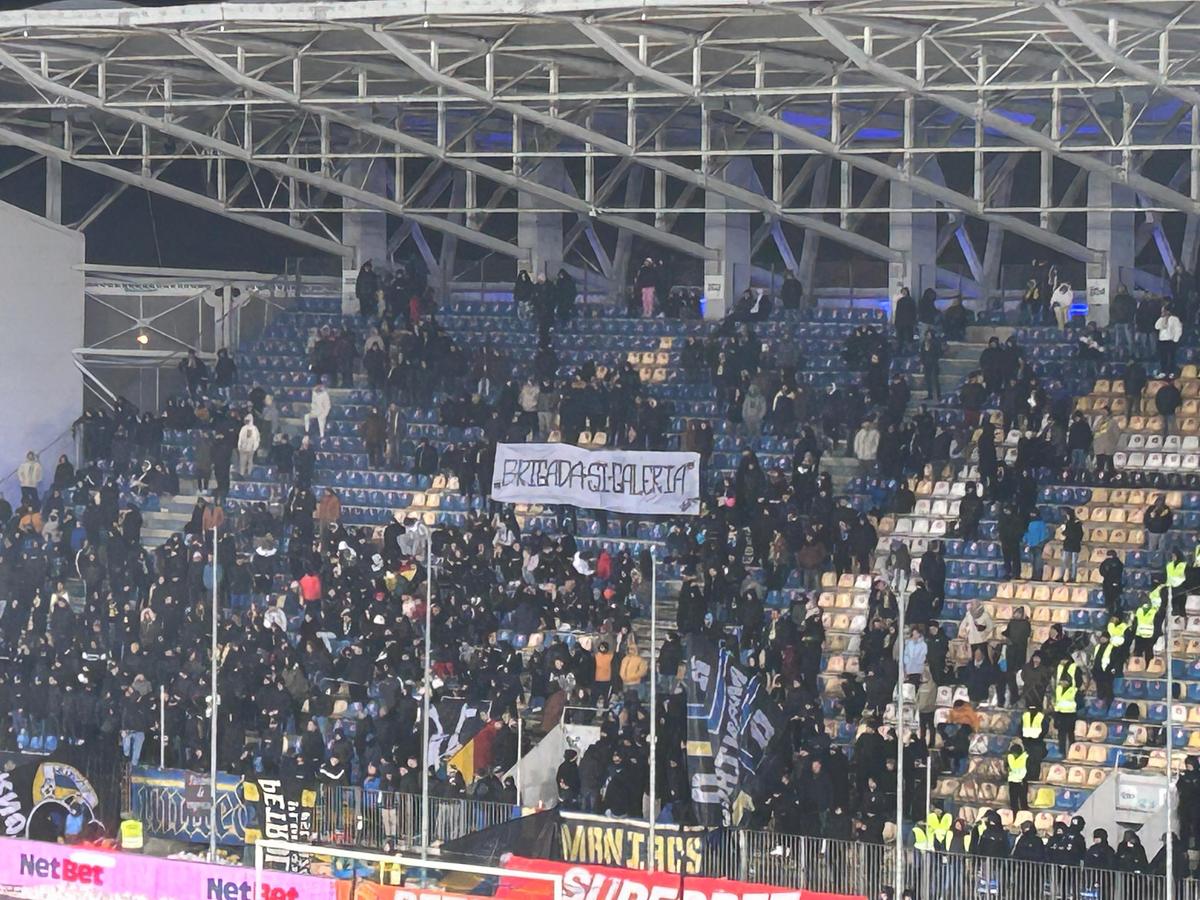 Derby în tribune! » Mesajele afișate de suporteri în meciul Petrolul - Dinamo