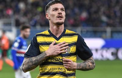 L-au luat la întrebări pe Man, după un nou gol în Serie B: „Ești motorul Parmei?”