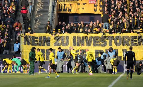 Jucătorii Borussiei Dortmund aruncă o ploaie de monede false / X Relevo