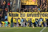 Meci din Bundesliga, întrerupt dintr-un motiv neobișnuit » Un jucător al lui Dortmund, lovit în cap de propriii fani! + Pentru ce protestau suporterii