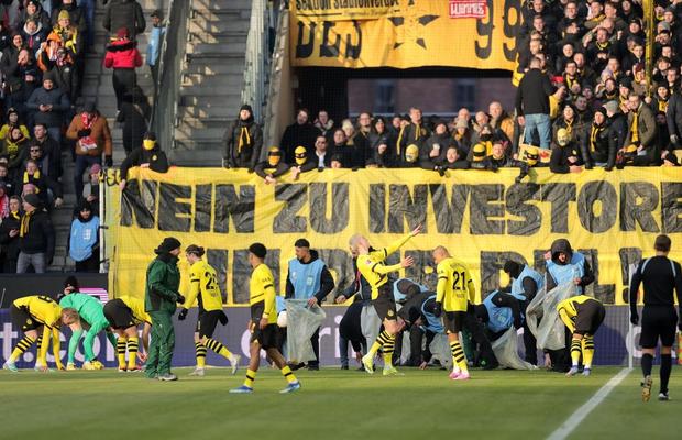 Meci din Bundesliga, întrerupt dintr-un motiv neobișnuit » Un jucător al lui Dortmund, lovit în cap de propriii fani! + Pentru ce protestau suporterii