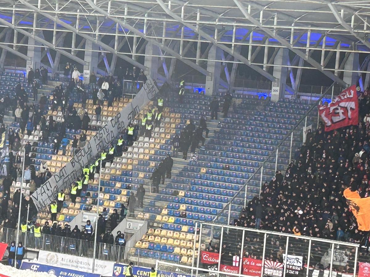 Mesajele afișate de suporteri în Petrolul - Dinamo