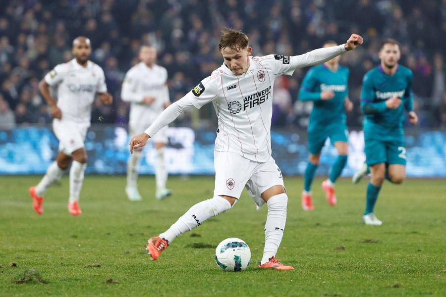 Jacob Ondrejka (Antwerp), în meciul de joi din semifinalele Cupei Belgiei, 0-1 cu Anderlecht / Foto: Imago Se intră în linie dreaptă pentru transferul lui Dennis Man » Parma i-ar fi găsit deja înlocuitorul! Acord iminent