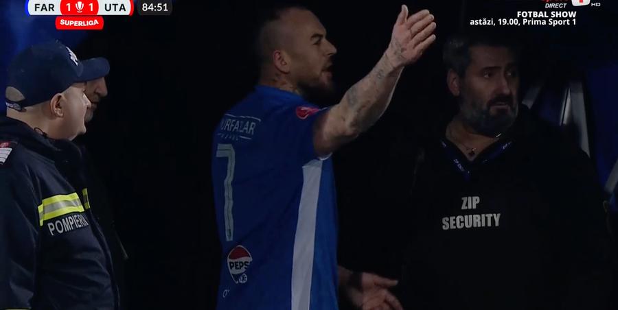 Denis Alibec s-a certat cu Hagi la ieșirea din teren/ Foto: Captură Prima Sport Ce nu s-a văzut la TV în Farul - UTA » Fotbalistul care i-a răspuns lui Hagi în timp ce mergea la vestiar! Nici „Regele” nu s-a abținut