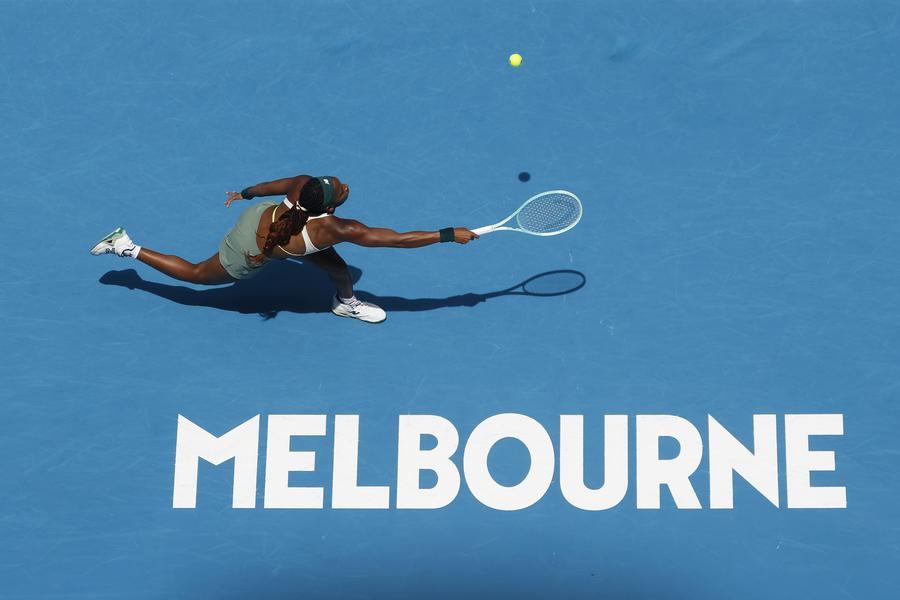 Coco Gauff în acțiune FOTO Guliver/GettyImages Încep sferturile de finală la Australian Open » Mai multă consistență pe tabloul feminin decât pe cel masculin + Când se joacă meciul dintre Novak Djokovic și Carlos Alcaraz