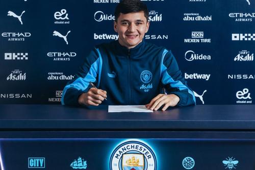 Abdukodir Khusanov (20 de ani) a fost prezentat oficial de Manchester City. Fundașul central a fost cumpărat de la Lens, din Ligue 1/ foto: X @Manchester City