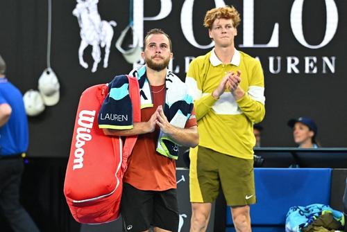 Jannik Sinner aplaudându-l pe învinsul său la Australian Open 2026, Hugo Gaston Foto: Imago Images