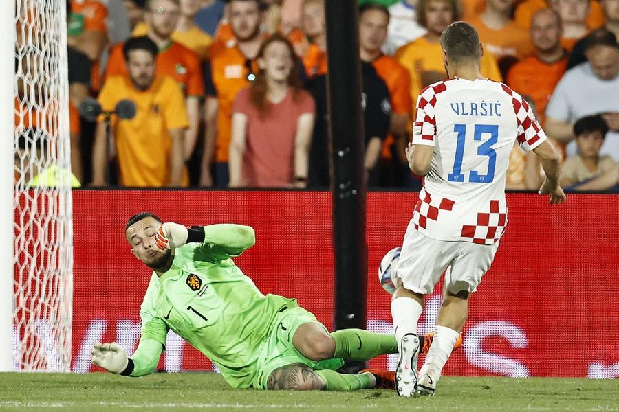 Justin Bijlow (aici în fața lui Nikola Vlasic, în semifinala Nations League cu Croația din 2023) are 8 selecții în naționala Olandei / Foto: Imago Transfer bizar al lui Dan Șucu » Portarul a încasat șase goluri într-un meci de Liga Campionilor!
