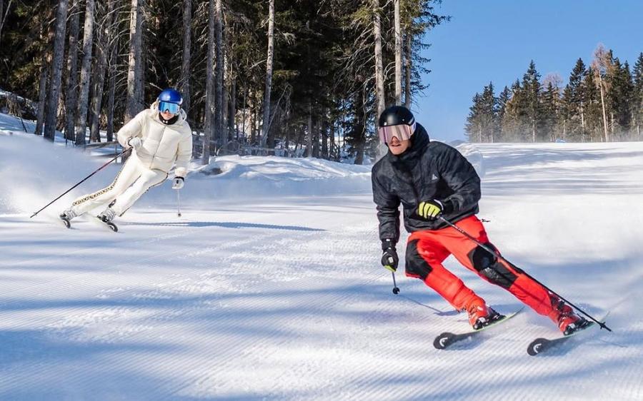 Jannik Sinner schiind alături de Lindsey Vonn în 2022 Foto: Instagram Dublul campion de la Australian Open, meci scurt și viraj spre schi: „La 13-14 ani rezultatele nu sunt atât de importante”