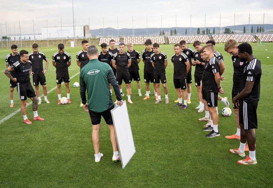 Ovidiu Burcă are planuri mari odată cu revenirea în Superligă. Foto: Facebook Sepsi „Total diferit față de ce am întâlnit la Dinamo” » Ovidiu Burcă dezvăluie planul cu Sepsi și feliază lupta la titlu: „Merită să fie campioană, în sfârșit!”