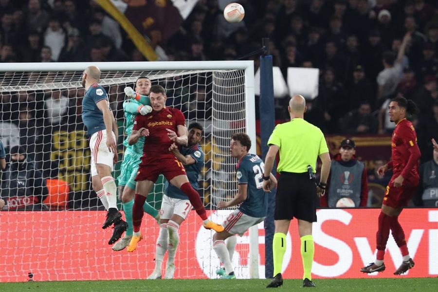 Portarul Justin Bijlow, în finala Conference League 2022-2023, pierdută de Feyenoord împotriva lui AS Roma (0-1) / Foto: Imago Transfer bizar al lui Dan Șucu » Portarul a încasat șase goluri într-un meci de Liga Campionilor!