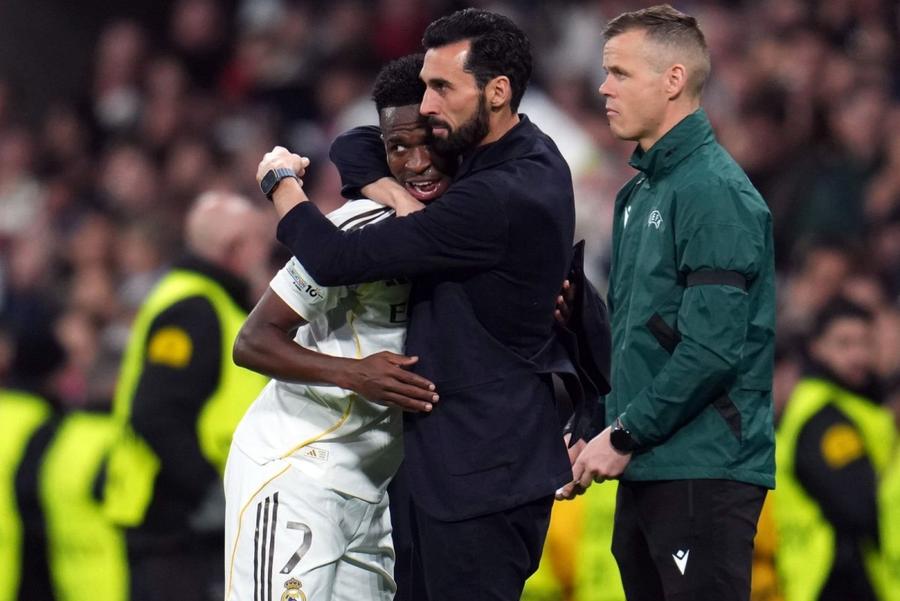 Vinicius Jr. l-a îmbrățișat pe Alvaro Arbeloa după gol // FOTO: Imago Images Aplauze și zâmbete la marea împăcare de pe Bernabeu: „Vinicius i-a îmbrățișat pe toți fanii lui Real Madrid”
