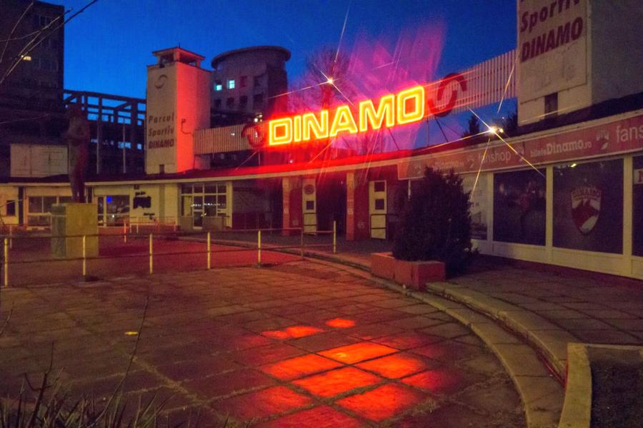 Așa arăta firma luminoasă doborâtă astăzi, ca start simbolic al lucrărilor Buldozerele pun la pământ arena Dinamo: cadre spectaculoase surprinse de fotoreporterul GSP Cristi Preda, într-o zi istorică pentru „câini”