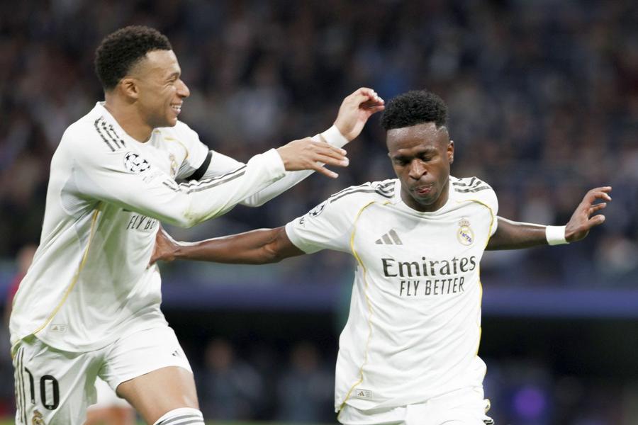 Vinicius și Kylian Mbappe // FOTO: Imago Images Aplauze și zâmbete la marea împăcare de pe Bernabeu: „Vinicius i-a îmbrățișat pe toți fanii lui Real Madrid”