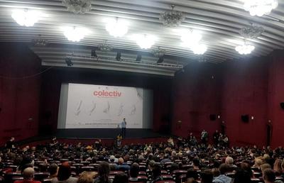 TOLO.RO » Sute de oameni păstrează liniștea, în sală, cât curge genericul de final al filmului ”Colectiv” și apoi nu vor să plece unul de lângă celălalt
