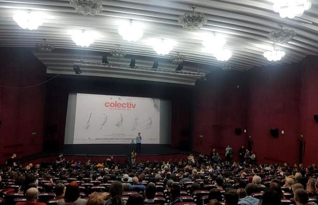 TOLO.RO » Sute de oameni păstrează liniștea, în sală, cât curge genericul de final al filmului ”Colectiv” și apoi nu vor să plece unul de lângă celălalt
