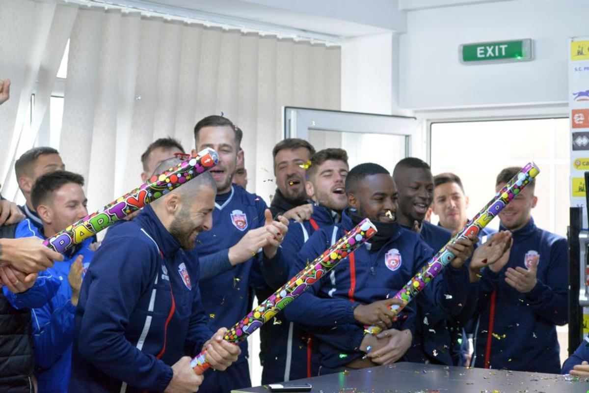VIDEO + FOTO Jucătorii lui FC Botoșani, surpriză pentru Marius Croitoru! Au intrat peste el în conferință și au început să cânte: „Cine e în play-off?”