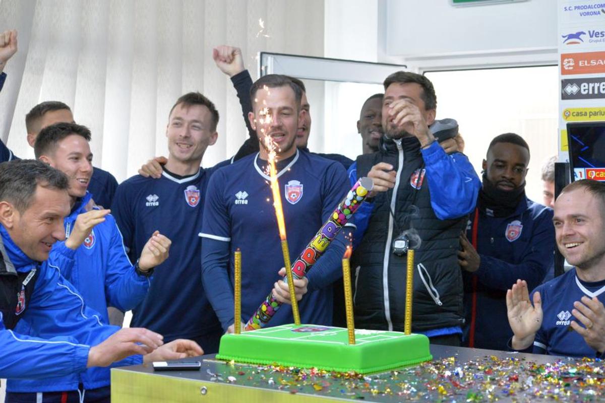 VIDEO + FOTO Jucătorii lui FC Botoșani, surpriză pentru Marius Croitoru! Au intrat peste el în conferință și au început să cânte: „Cine e în play-off?”