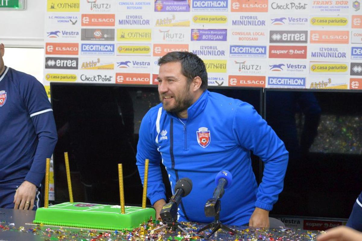 VIDEO + FOTO Jucătorii lui FC Botoșani, surpriză pentru Marius Croitoru! Au intrat peste el în conferință și au început să cânte: „Cine e în play-off?”