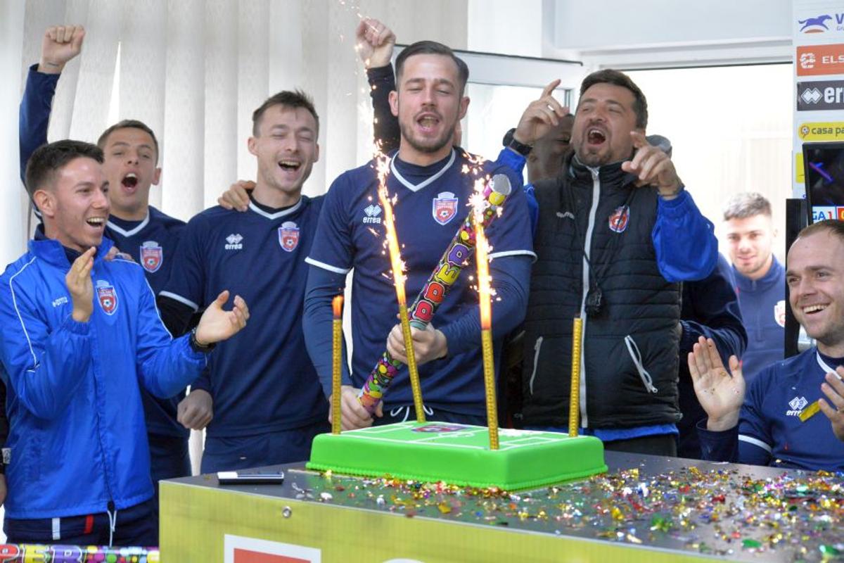 VIDEO + FOTO Jucătorii lui FC Botoșani, surpriză pentru Marius Croitoru! Au intrat peste el în conferință și au început să cânte: „Cine e în play-off?”